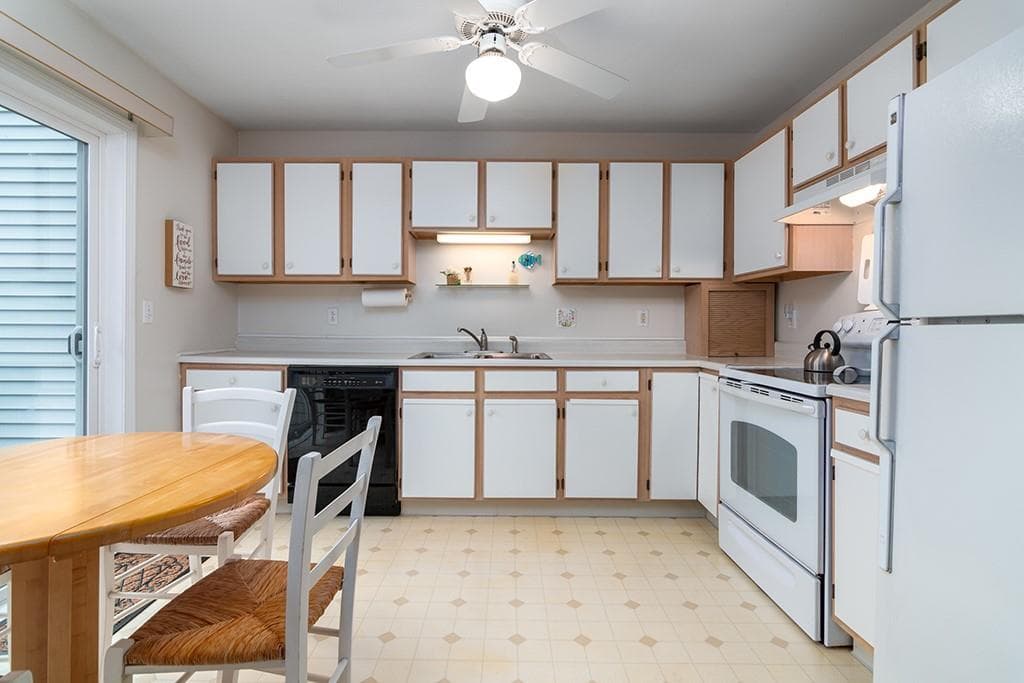 Condominium at 1 WILLOW GLEN Circle UNIT 52, Warwick, photo 9 of 20