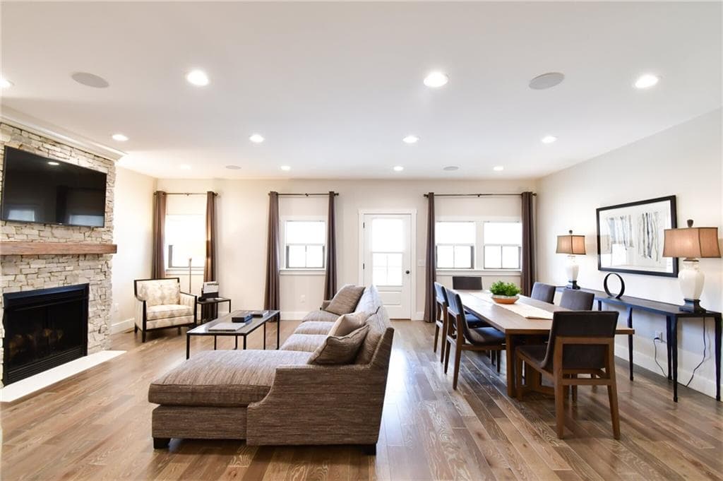 Condominium at 2 C White Hawk Ridge, Richmond, photo 13 of 30