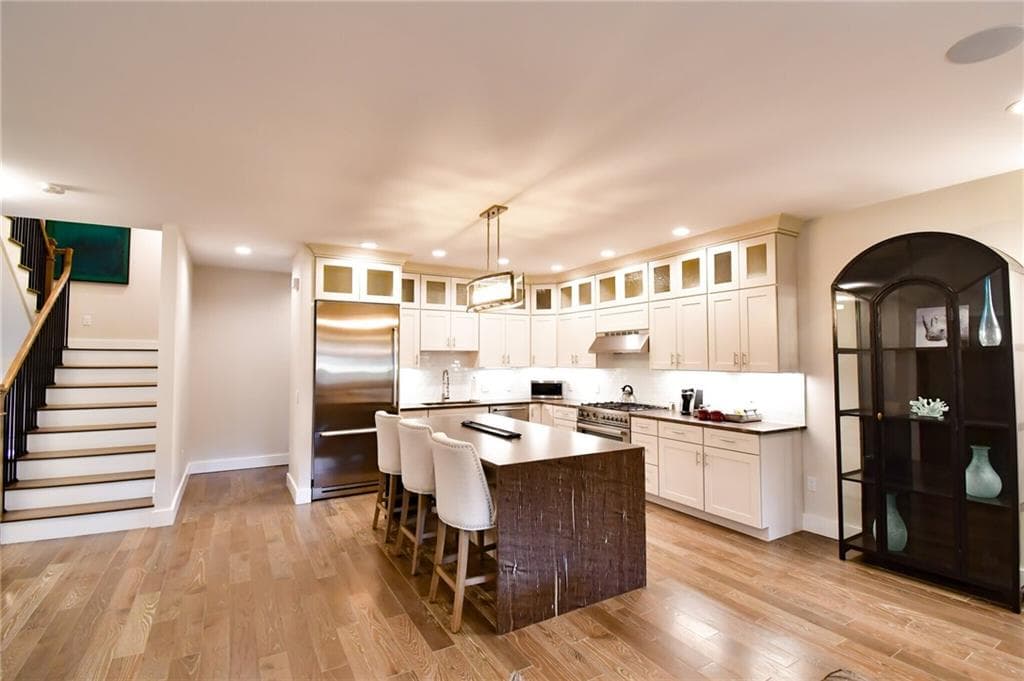 Condominium at 2 C White Hawk Ridge, Richmond, photo 17 of 30