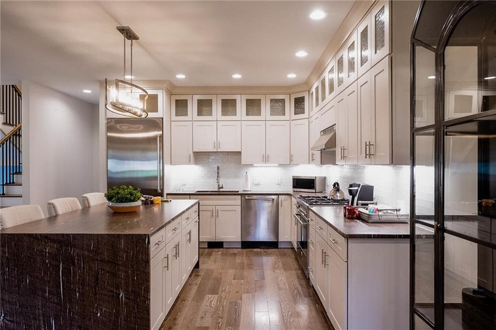 Condominium at 2 C White Hawk Ridge, Richmond, photo 16 of 30