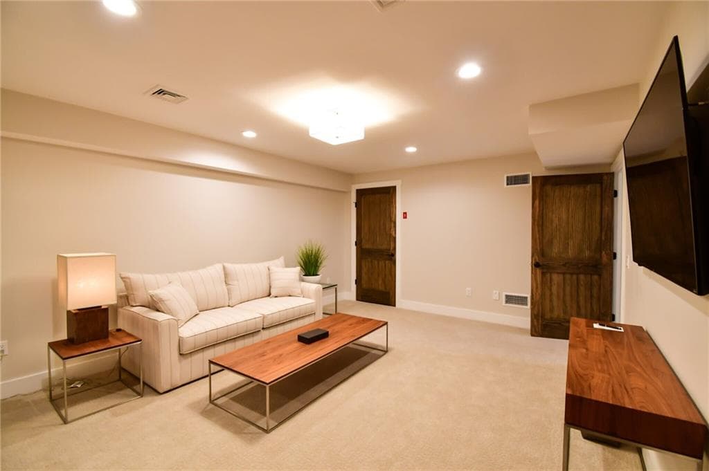Condominium at 2 C White Hawk Ridge, Richmond, photo 24 of 30