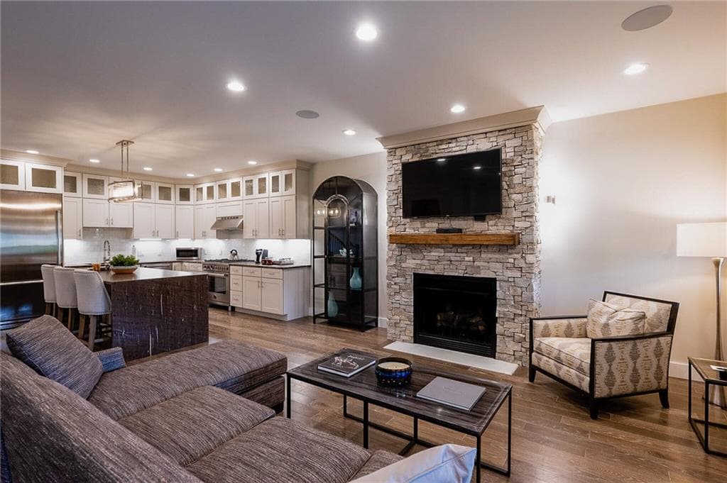 Condominium at 2 C White Hawk Ridge, Richmond, photo 14 of 30