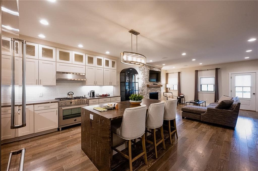 Condominium at 2 C White Hawk Ridge, Richmond, photo 11 of 30