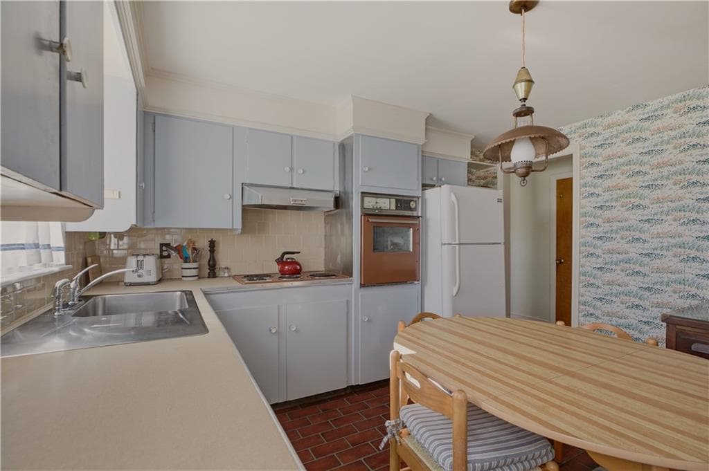 Single Family Residence at 123 Ruggles Avenue, Newport, photo 16 of 31