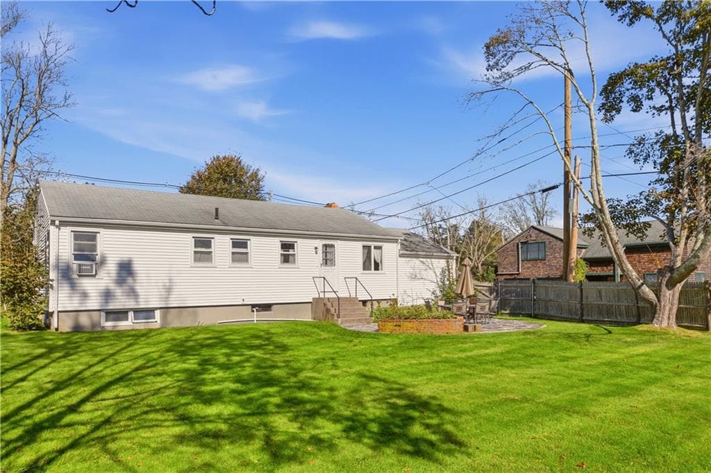 Single Family Residence at 123 Ruggles Avenue, Newport, photo 5 of 31
