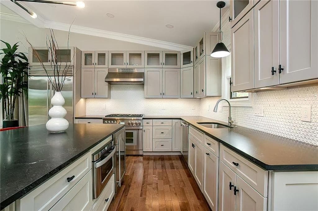 Condominium at 6 Honey Pot Hook Road, Richmond, photo 12 of 35
