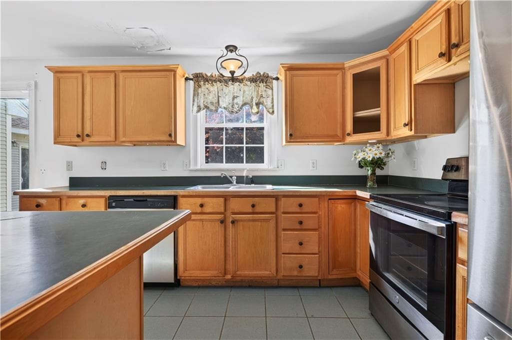 Single Family Residence at 52 Petal Lane, South Kingstown, photo 12 of 36