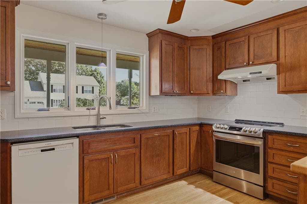 Single Family Residence at 41 Tefft Ridge Lane, South Kingstown, photo 16 of 50