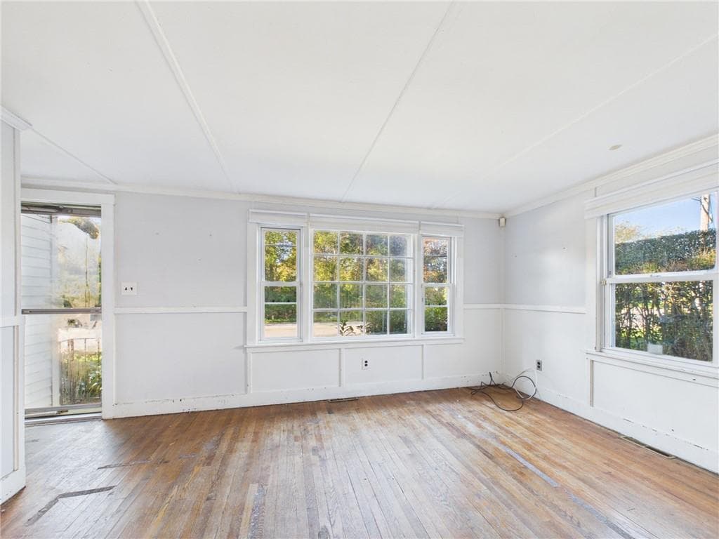 Single Family Residence at 39 Green Kinyon Driftway, Narragansett, photo 6 of 25
