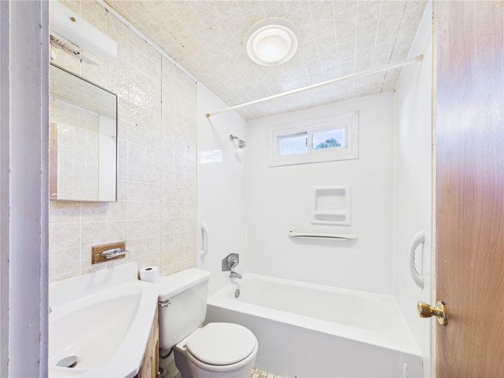 Single Family Residence at 39 Green Kinyon Driftway, Narragansett, photo 16 of 25