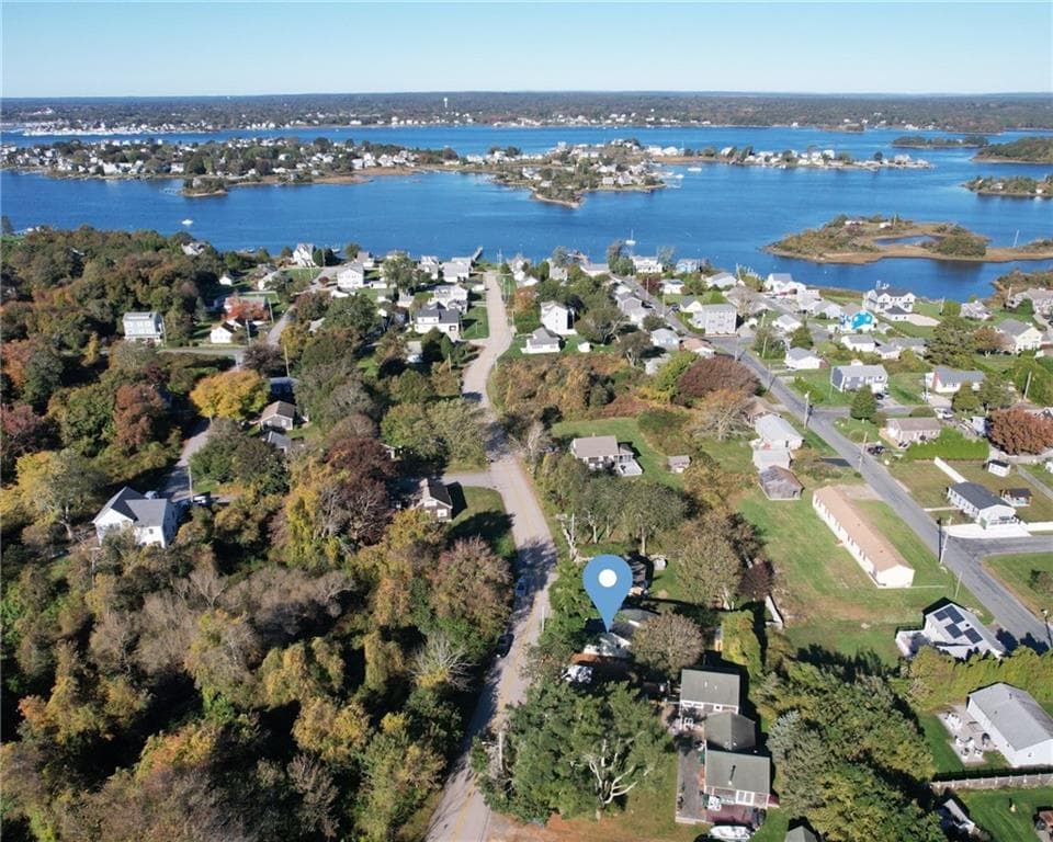 Single Family Residence at 39 Green Kinyon Driftway, Narragansett, photo 3 of 25