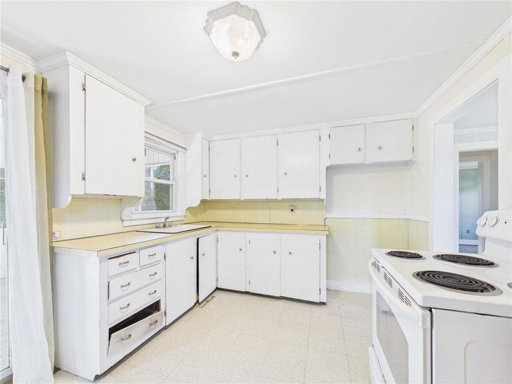 Single Family Residence at 39 Green Kinyon Driftway, Narragansett, photo 9 of 25