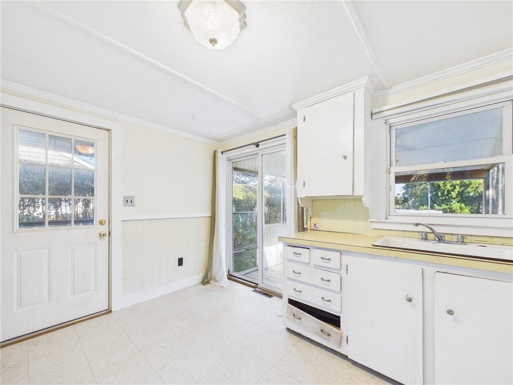 Single Family Residence at 39 Green Kinyon Driftway, Narragansett, photo 10 of 25