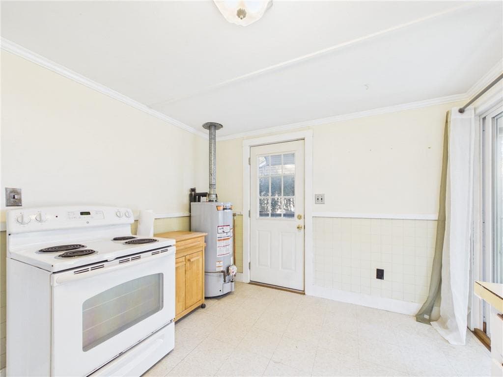 Single Family Residence at 39 Green Kinyon Driftway, Narragansett, photo 11 of 25