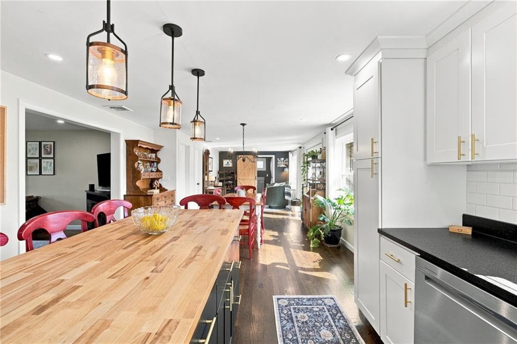 Single Family Residence at 8 Elmhurst Drive, Smithfield, photo 12 of 50