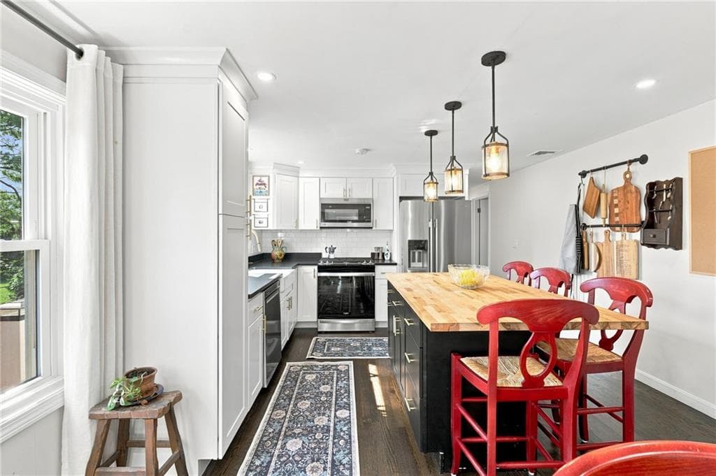 Single Family Residence at 8 Elmhurst Drive, Smithfield, photo 9 of 50