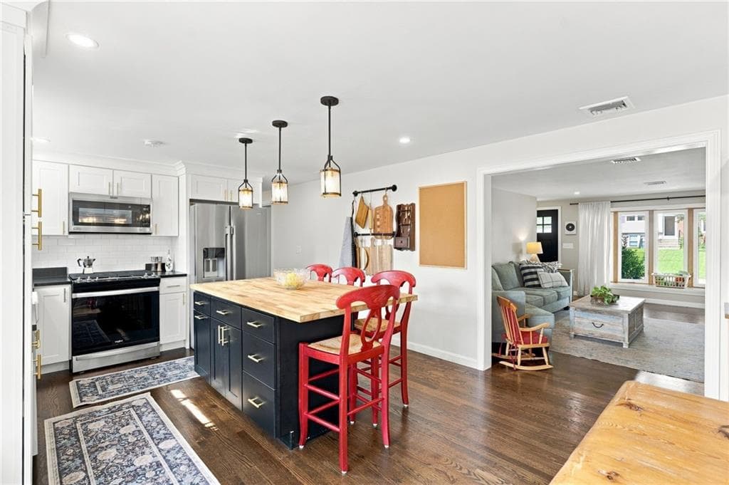 Single Family Residence at 8 Elmhurst Drive, Smithfield, photo 10 of 50
