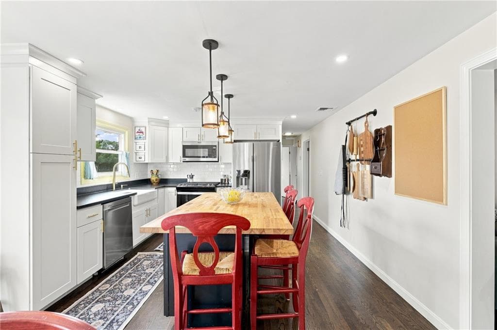 Single Family Residence at 8 Elmhurst Drive, Smithfield, photo 8 of 50
