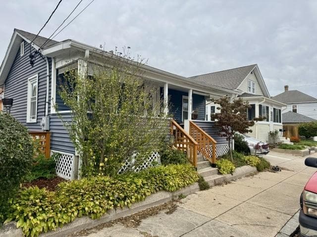 Single Family Residence at 146 Oakland Avenue, Pawtucket, photo 2 of 15