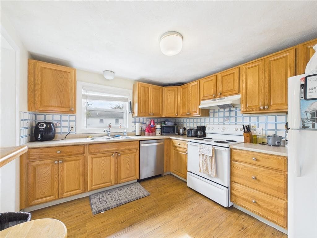 Single Family Residence at 10 Melville Lane, Narragansett, photo 11 of 30