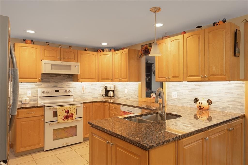 Single Family Residence at 38 Pitman Road, Warwick, photo 6 of 33