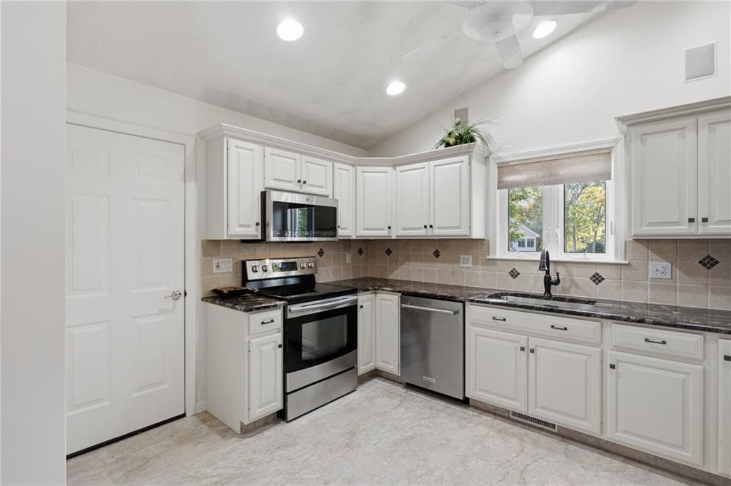 Condominium at 249 Spencer Woods Drive, East Greenwich, photo 7 of 32