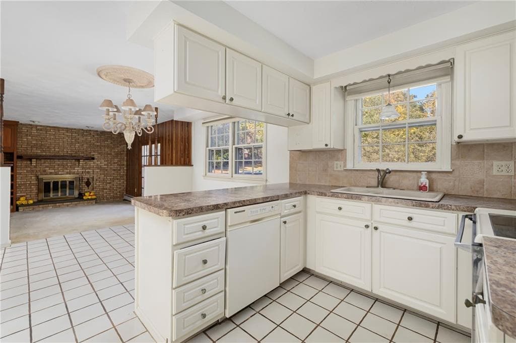 Single Family Residence at 55 Hillcrest Drive, Cranston, photo 13 of 48