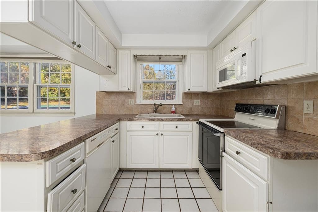 Single Family Residence at 55 Hillcrest Drive, Cranston, photo 14 of 48