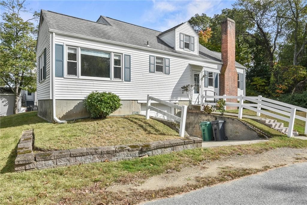 Single Family Residence at 69 Lyall Avenue, Warwick, photo 2 of 34