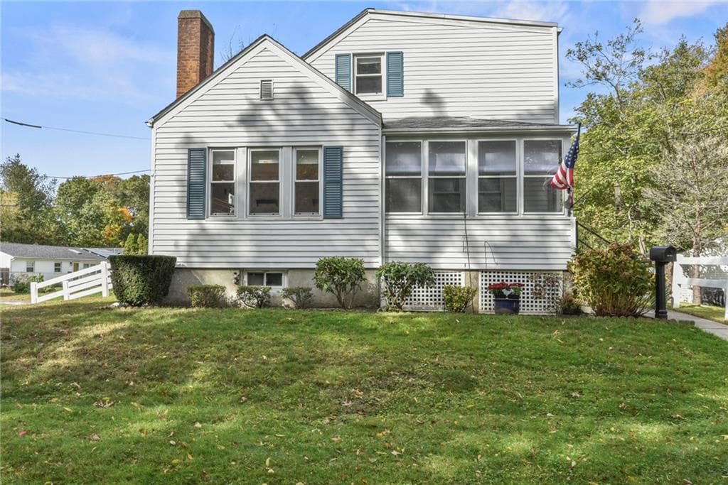 Single Family Residence at 69 Lyall Avenue, Warwick, photo 5 of 34
