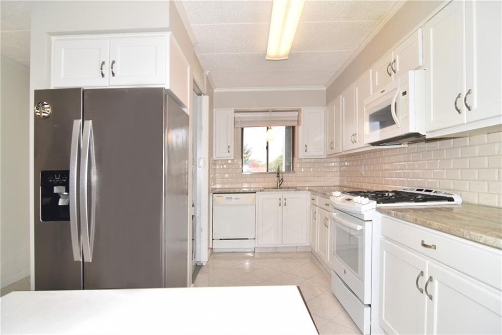 Condominium at 175 HOFFMAN Avenue UNIT 408, Cranston, photo 8 of 26