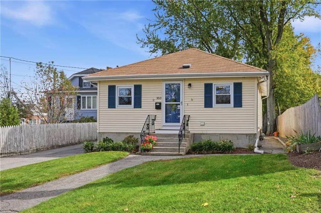 Single Family Residence at 353 Massasoit Avenue, East Providence, photo 32 of 37