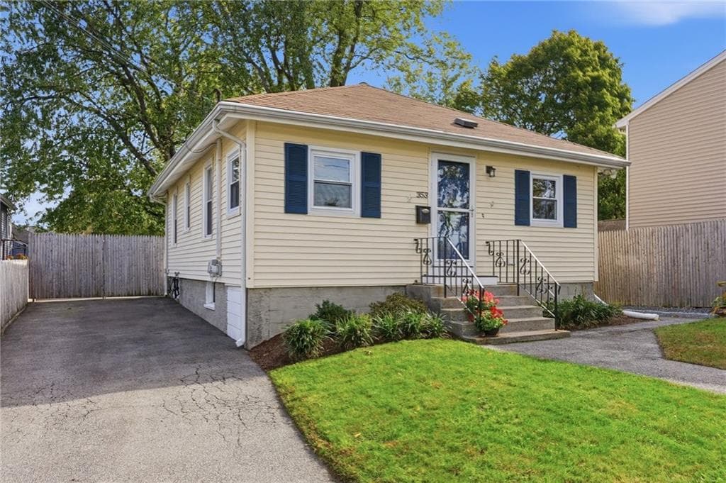 Single Family Residence at 353 Massasoit Avenue, East Providence, photo 34 of 37