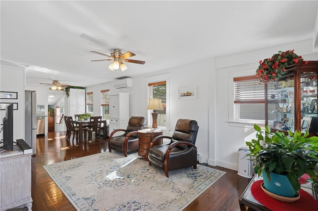 Single Family Residence at 353 Massasoit Avenue, East Providence, photo 10 of 37