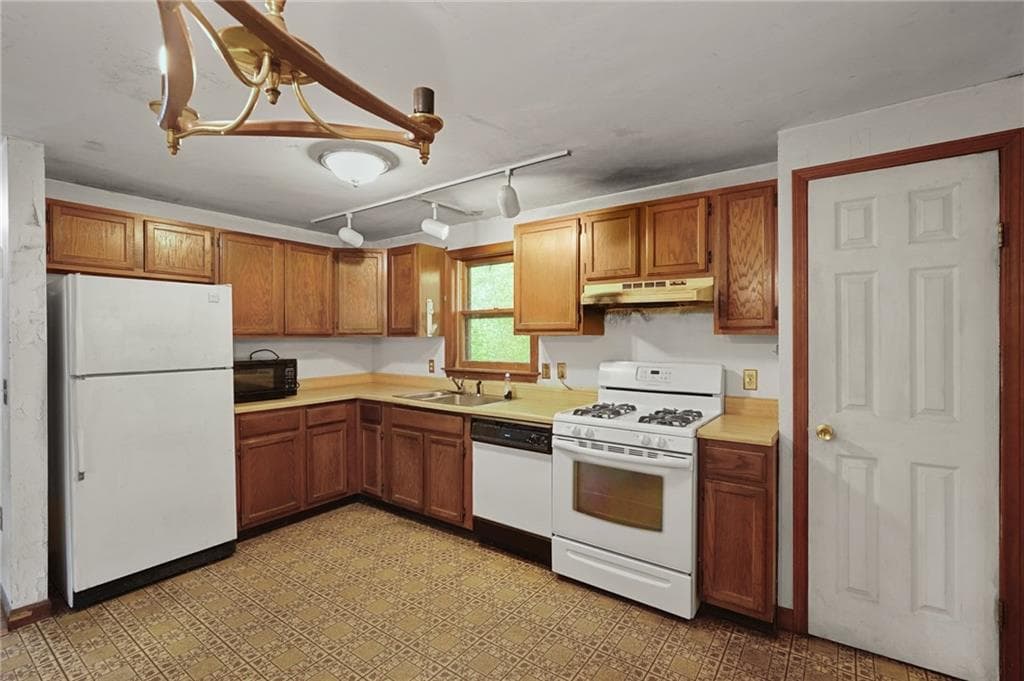 Single Family Residence at 3720 Kingstown Road, South Kingstown, photo 10 of 32