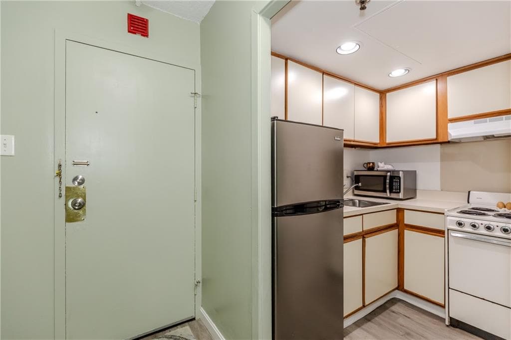 Condominium at 70 Southbridge Street, Worcester, photo 6 of 23