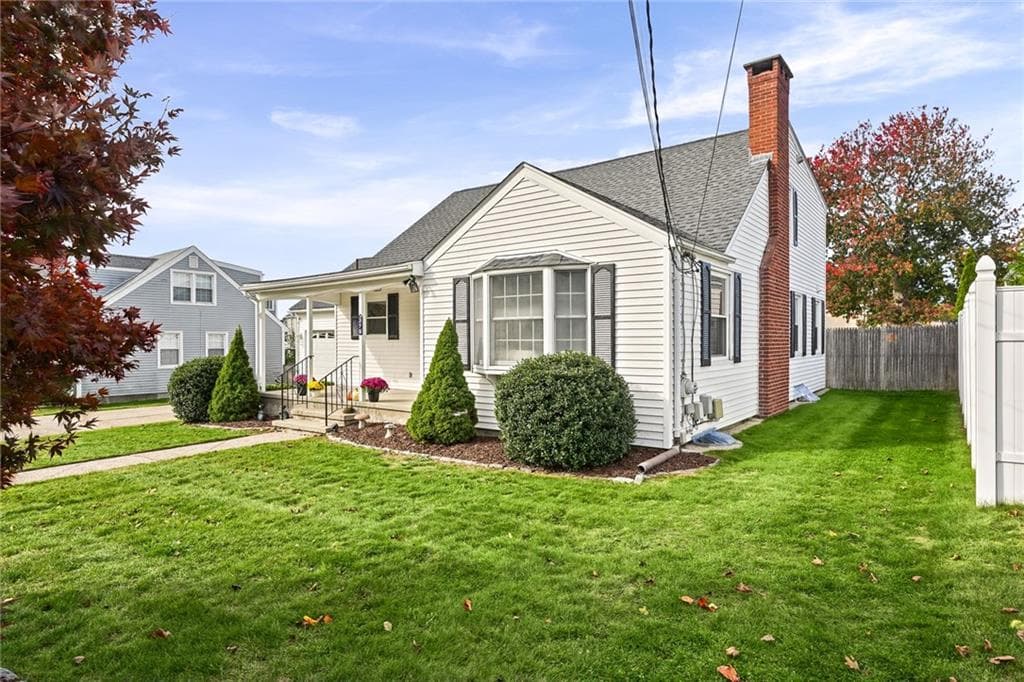 Single Family Residence at 379 Dover Avenue, East Providence, photo 4 of 46