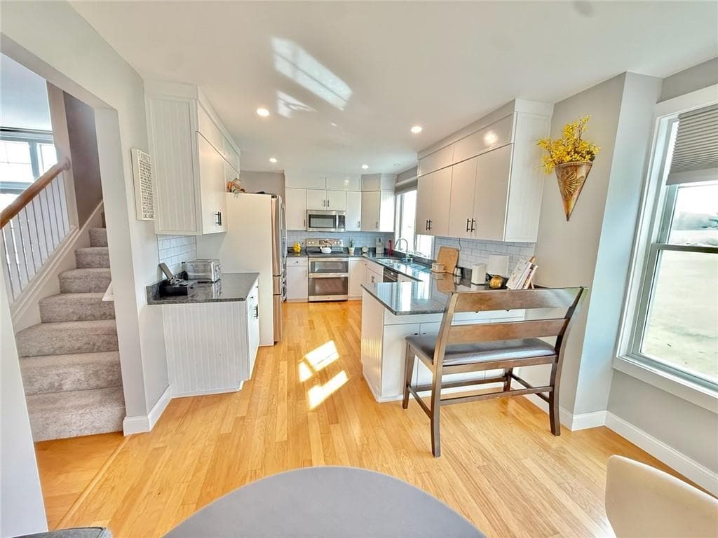 Condominium at 94 Storm King Drive, Portsmouth, photo 7 of 14