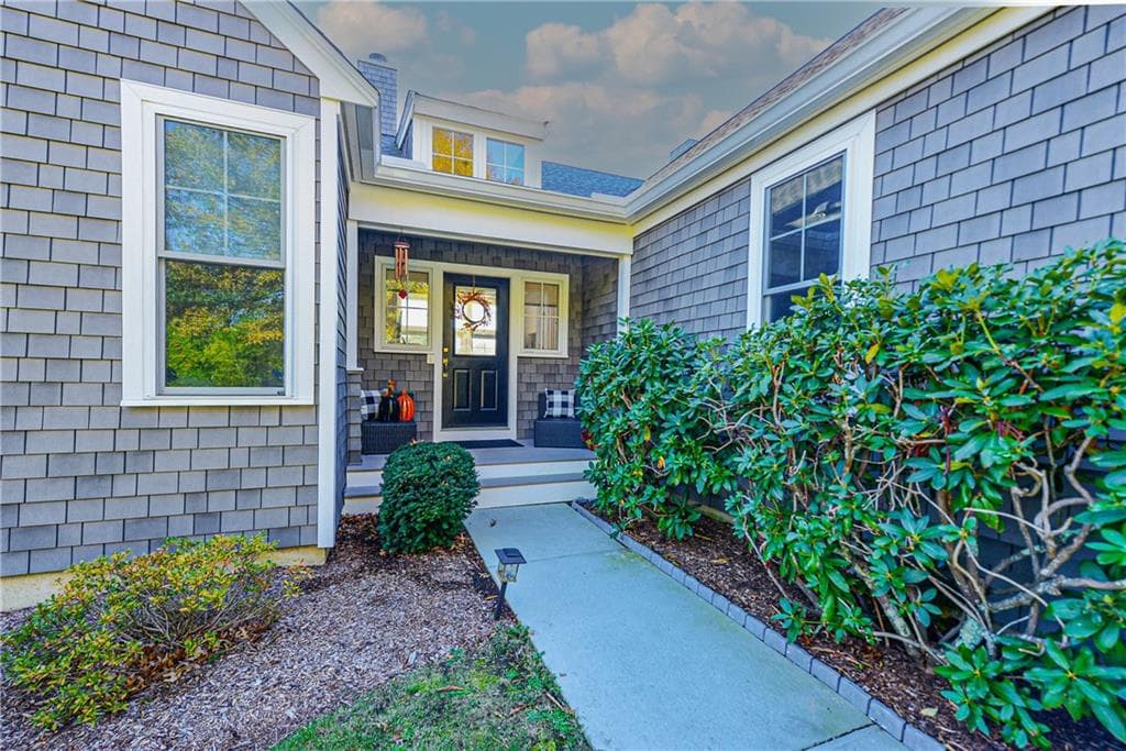 Condominium at 94 Storm King Drive, Portsmouth, photo 4 of 14