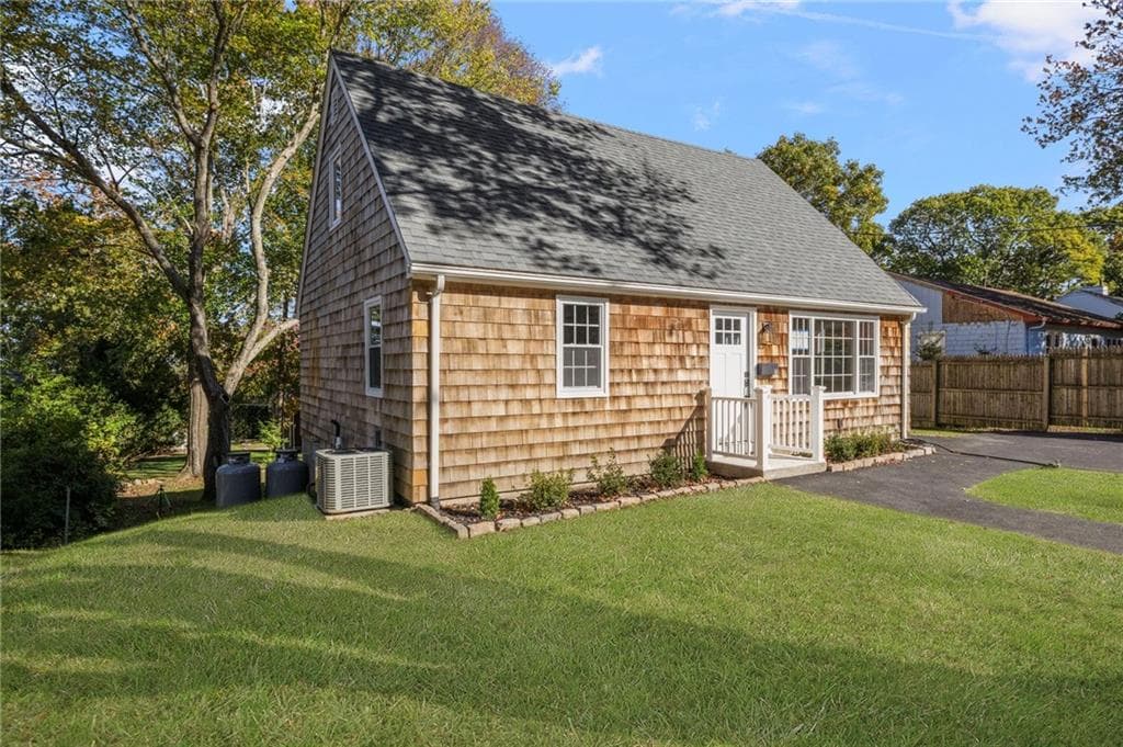 Single Family Residence at 16 Triton Drive, North Kingstown, photo 3 of 47