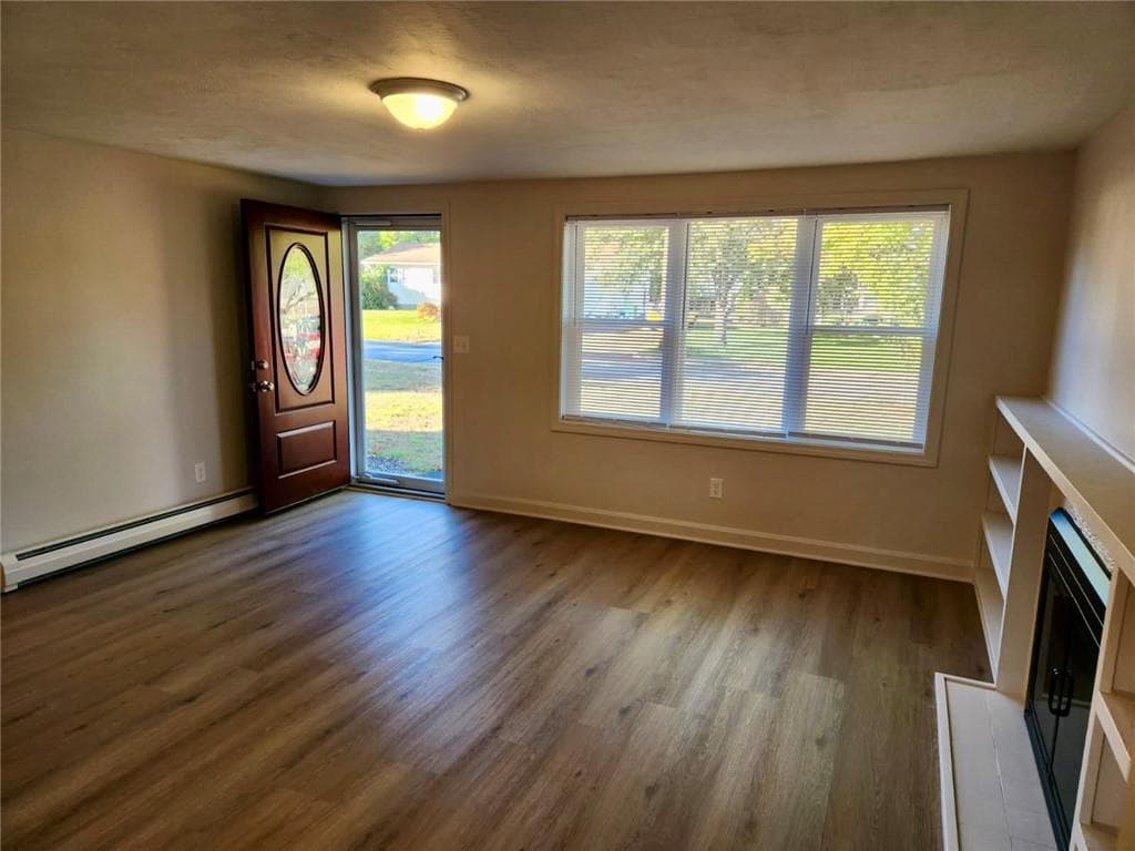 Single Family Residence at 198 Gainesville Drive, Warwick, photo 5 of 18