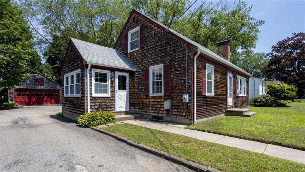 Single Family Residence at 73 lindy Avenue, East Providence, photo 2 of 39