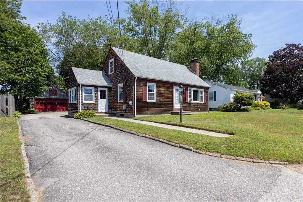 Single Family Residence at 73 lindy Avenue, East Providence, photo 5 of 39