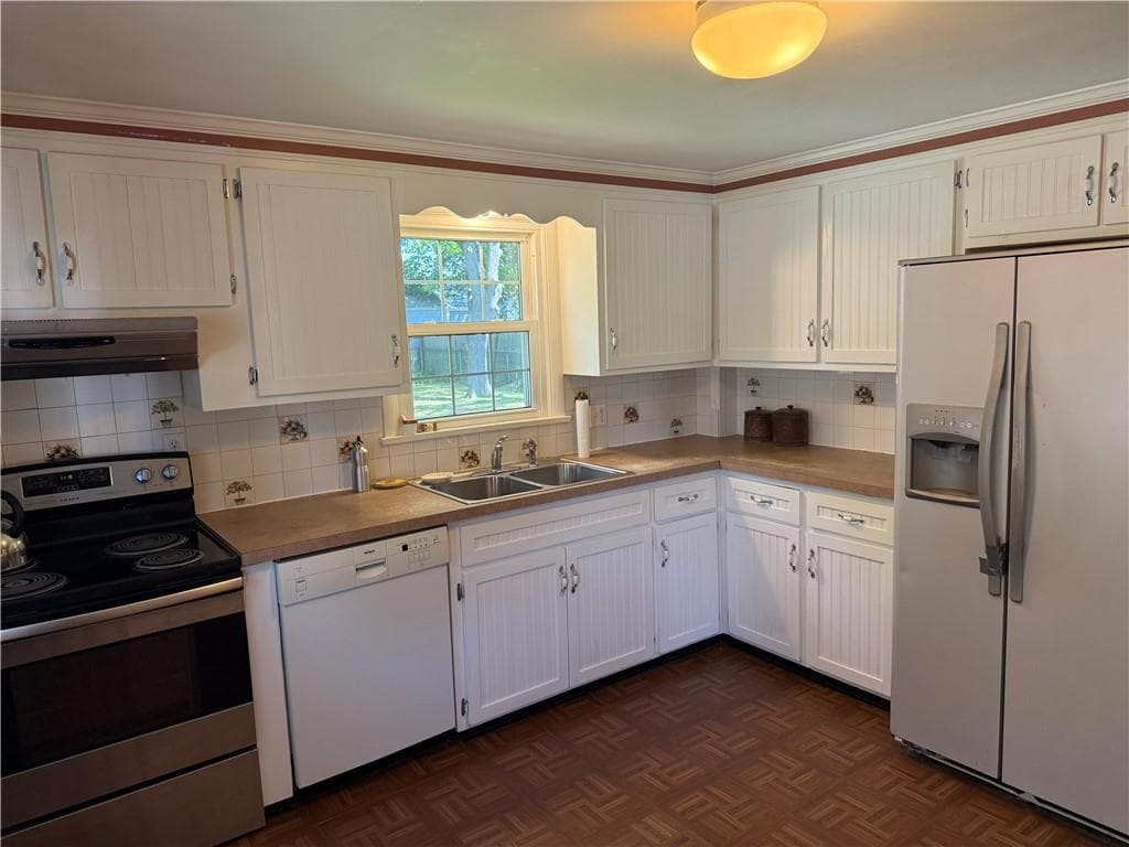 Single Family Residence at 73 lindy Avenue, East Providence, photo 8 of 39