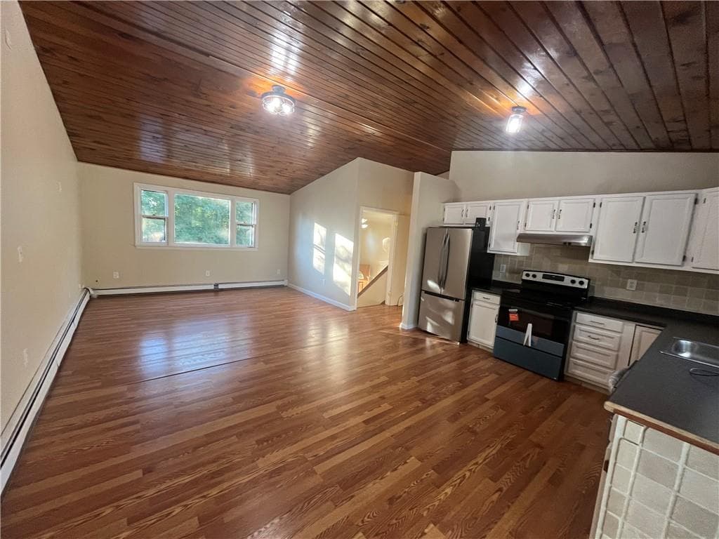 Single Family Residence at 39 Sachem Road, East Providence, photo 4 of 17