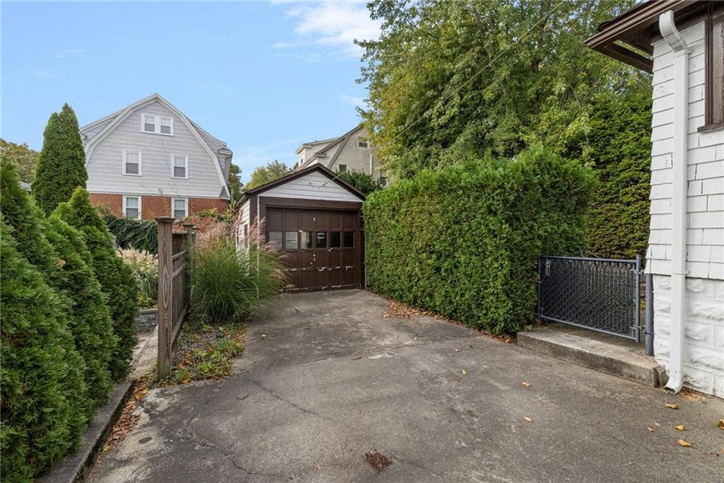 Single Family Residence at 93 Overhill Road, Providence, photo 8 of 41