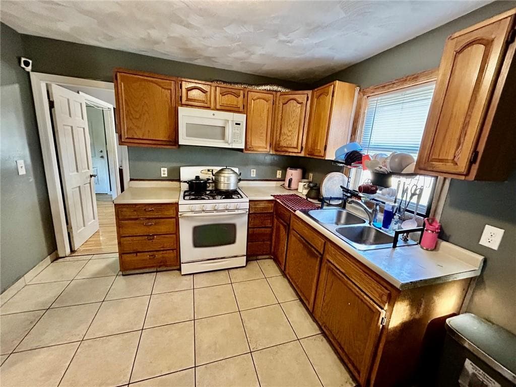 Single Family Residence at 142 Houston Street, Providence, photo 8 of 25