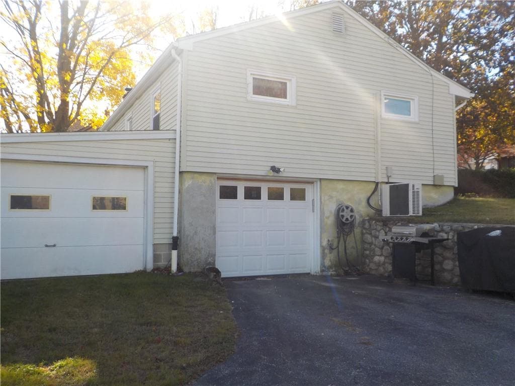 Single Family Residence at 122 Fairfield Avenue, Woonsocket, photo 3 of 20