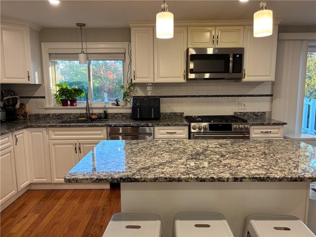 Single Family Residence at 24 Golini Drive, Johnston, photo 5 of 32