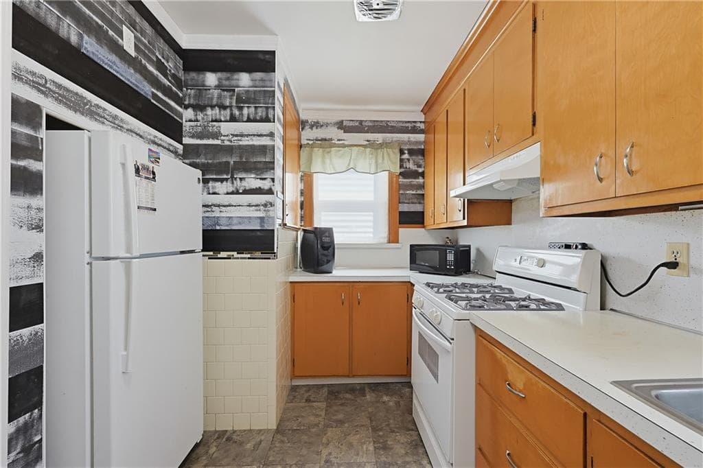 Single Family Residence at 86 Stedman Avenue, Pawtucket, photo 10 of 35